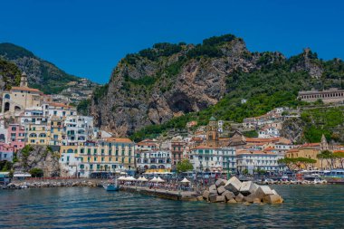 Amalfi, İtalya, 21 Mayıs 2022: İnsanlar İtalya 'nın Amalfi kentinde feribot yolculuğu bekliyor.