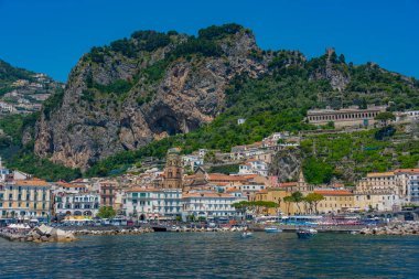 Amalfi, İtalya, 21 Mayıs 2022: İtalya 'daki Amalfi kasabasının Panorama manzarası.