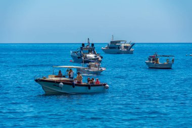 Positano, İtalya, 21 Mayıs 2022: Positano sahilinde motorlu tekneler.