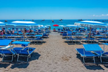 Positano, İtalya, 21 Mayıs 2022 Positano plajında güneşli bir gün..