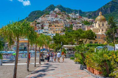 Positano, İtalya, 21 Mayıs 2022 Positano plajında güneşli bir gün..
