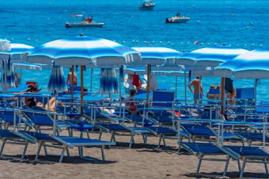 Positano, İtalya, 21 Mayıs 2022 Positano plajında güneşli bir gün..