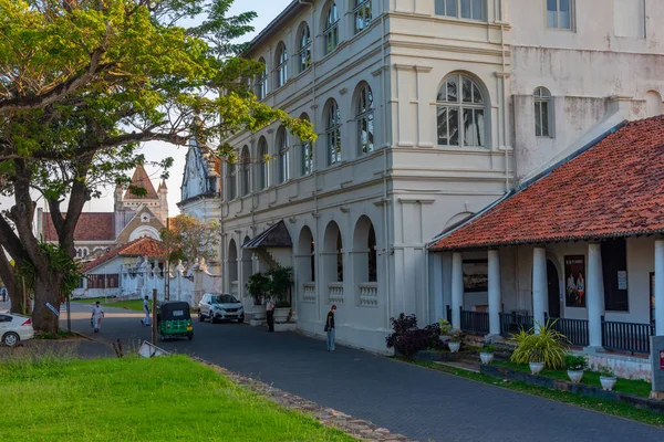 2022 사람들 스리랑카의 마을인 갈레의 거리를 거닐고 — 스톡 사진