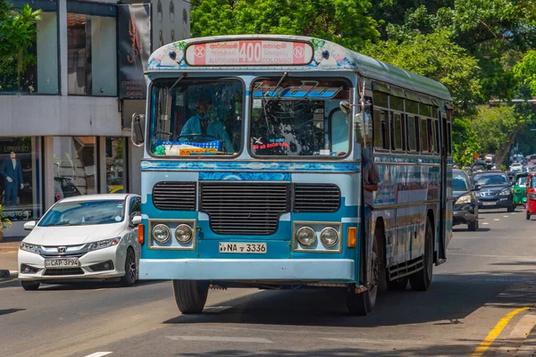 Colombo Σρι Λάνκα Ιανουαρίου 2022 Παραδοσιακά Πολύχρωμα Λεωφορεία Στο Colombo — Φωτογραφία Αρχείου