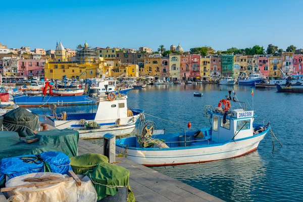 프로치다 2022 이탈리아 프로치다섬의 소택지에서 노젓는 배들의 — 스톡 사진