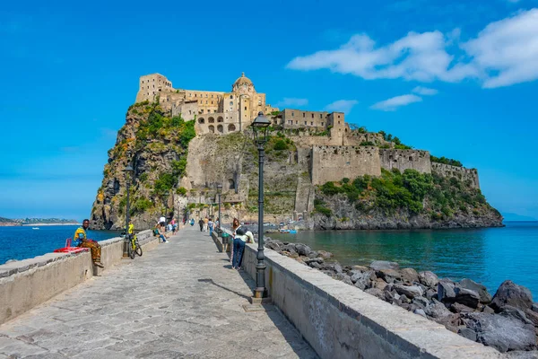 Ischia Italy May 2022 Castello Aragonese Біля Узбережжя Італійського Острова — стокове фото