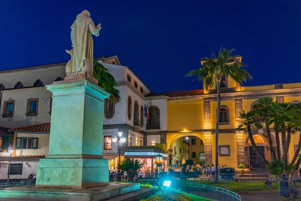 stock image Sorrento, Italy, May 21, 2022: Night view of Piazza Sant'Antonino in Sorrento, Italy.