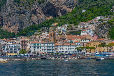 Amalfi, İtalya, 21 Mayıs 2022: İtalya 'daki Amalfi kasabasının Panorama manzarası.