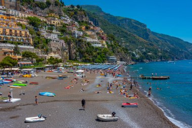 Positano, İtalya, 21 Mayıs 2022 Positano plajında güneşli bir gün..