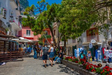 Positano, İtalya, 21 Mayıs 2022: İnsanlar eski Positano, İtalya 'da geziniyorlar.