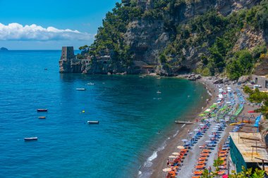 Positano, İtalya, 21 Mayıs 2022 Positano plajında güneşli bir gün..