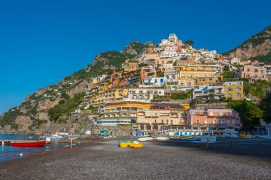 Positano, İtalya, 21 Mayıs 2022 Positano plajında güneşli bir gün..