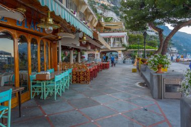 Positano, İtalya, 21 Mayıs 2022: İnsanlar eski Positano, İtalya 'da geziniyorlar.