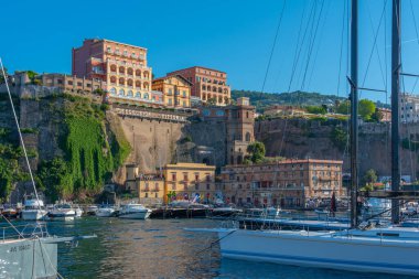 Sorrento, İtalya, 20 Mayıs 2022: Güneşli bir günde Sorrento, İtalya.