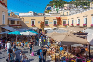Capri, İtalya, 20 Mayıs 2022: İnsanlar eski Capri, İtalya 'da geziniyorlar.