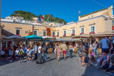 Capri, İtalya, 20 Mayıs 2022: İnsanlar eski Capri, İtalya 'da geziniyorlar.