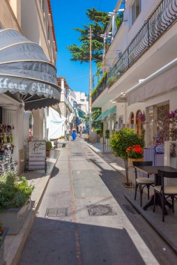 Capri, İtalya, 20 Mayıs 2022: İtalya 'nın eski Capri kentinde dar bir gezinti manzarası.