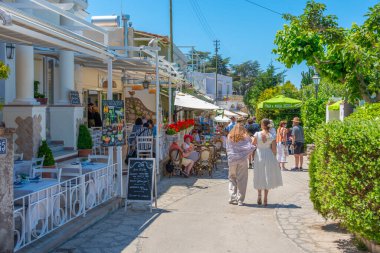 Anacapri, İtalya, 20 Mayıs 2022: İnsanlar İtalya 'nın eski Anacapri kentinde geziniyorlar.