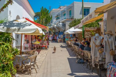 Anacapri, İtalya, 20 Mayıs 2022: İnsanlar İtalya 'nın eski Anacapri kentinde geziniyorlar.