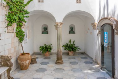 Anacapri, İtalya, 20 Mayıs 2022: Anacapri, İtalya 'da Villa San Michele' in İçişleri.