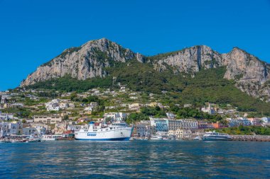 Capri, İtalya, 20 Mayıs 2022: Capri, İtalya 'da Marina Grande' ye tepeden bakan Monte Solaro.