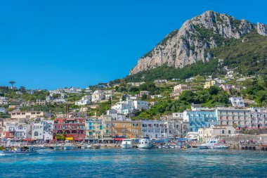 Capri, İtalya, 20 Mayıs 2022: Capri, İtalya 'da Marina Grande' ye tepeden bakan Monte Solaro.