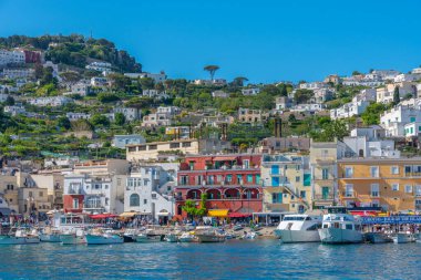 Capri, İtalya, 20 Mayıs 2022: Capri, İtalya 'da Marina Grande' ye tepeden bakan Monte Solaro.