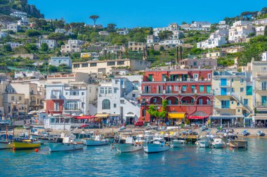 Capri, İtalya, 20 Mayıs 2022: Capri, İtalya 'da Marina Grande' ye tepeden bakan Monte Solaro.
