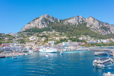 Capri, İtalya, 20 Mayıs 2022: Capri, İtalya 'da Marina Grande' ye tepeden bakan Monte Solaro.