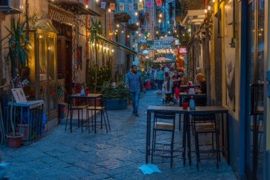 Napoli, İtalya, 19 Mayıs 2022: Napoli, İtalya 'nın tarihi merkezinde gezinen insanların gece görüşü.