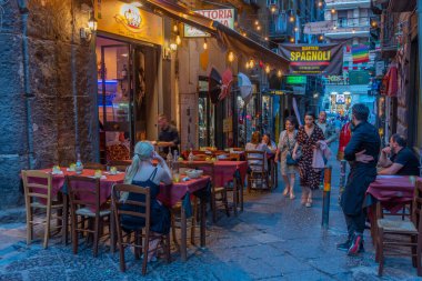 Napoli, İtalya, 19 Mayıs 2022: Napoli, İtalya 'nın tarihi merkezinde gezinen insanların gece görüşü.