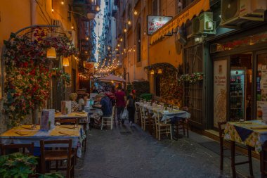 Napoli, İtalya, 19 Mayıs 2022: Napoli, İtalya 'nın tarihi merkezinde gezinen insanların gece görüşü.