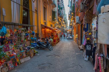 Napoli, İtalya, 19 Mayıs 2022: Napoli, İtalya 'nın tarihi merkezinde gezinen insanların gece görüşü.