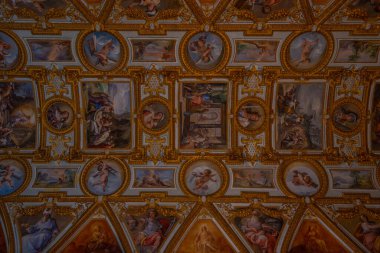 Napoli, İtalya, 19 Mayıs 2022: Certosa 'nın iç dekorasyonu ve Napoli, İtalya' daki San Martino Müzesi.