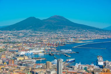 Napoli, İtalya, 19 Mayıs 2022: Vezüv yanardağının hakim olduğu Napoli Körfezi Panorama manzarası.