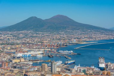 Napoli, İtalya, 19 Mayıs 2022: Vezüv yanardağının hakim olduğu Napoli Körfezi Panorama manzarası.