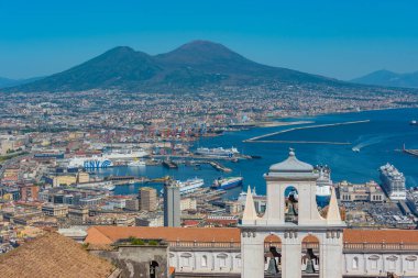 Napoli, İtalya, 19 Mayıs 2022: Certosa manastırının arkasındaki Napoli Körfezi manzarası.