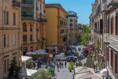 Napoli, İtalya, 19 Mayıs 2022: İnsanlar Napoli, İtalya 'nın tarihi merkezinde geziniyor.