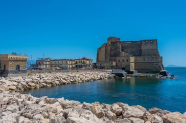 Napoli, İtalya, 19 Mayıs 2022: Napoli Körfezi 'nde yer alan Castel Dell' Ovo.