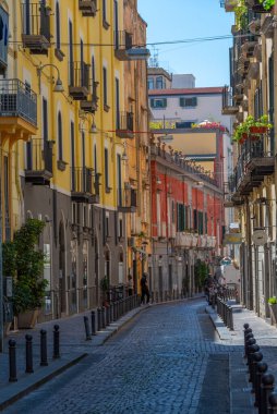 Napoli, İtalya, 19 Mayıs 2022: İnsanlar Napoli, İtalya 'nın tarihi merkezinde geziniyor.