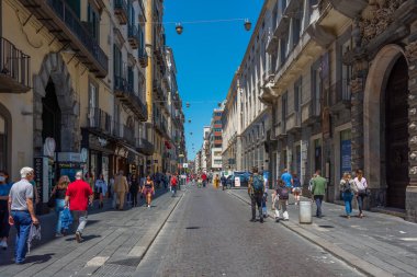Napoli, İtalya, 19 Mayıs 2022: İnsanlar Napoli, İtalya 'nın tarihi merkezinde geziniyor.