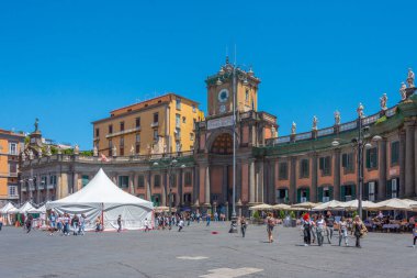 Napoli, İtalya, 19 Mayıs 2022: Napoli, İtalya 'nın tarihi merkezinde Piazza Dante.