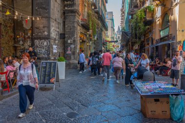 Napoli, İtalya, 19 Mayıs 2022: İnsanlar Napoli, İtalya 'nın tarihi merkezinde geziniyor.