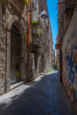 Napoli, İtalya, 19 Mayıs 2022: İnsanlar Napoli, İtalya 'nın tarihi merkezinde geziniyor.