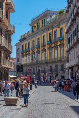 Napoli, İtalya, 19 Mayıs 2022: İnsanlar Napoli, İtalya 'nın tarihi merkezinde geziniyor.
