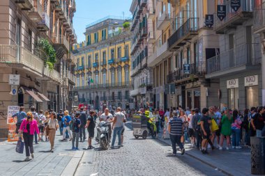 Napoli, İtalya, 19 Mayıs 2022: İnsanlar Napoli, İtalya 'nın tarihi merkezinde geziniyor.
