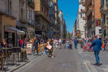 Napoli, İtalya, 19 Mayıs 2022: İnsanlar Napoli, İtalya 'nın tarihi merkezinde geziniyor.