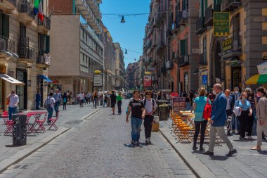 Napoli, İtalya, 19 Mayıs 2022: İnsanlar Napoli, İtalya 'nın tarihi merkezinde geziniyor.