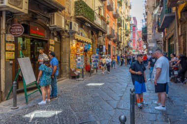Napoli, İtalya, 19 Mayıs 2022: İnsanlar Napoli, İtalya 'nın tarihi merkezinde geziniyor.