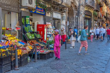 Napoli, İtalya, 19 Mayıs 2022: İnsanlar Napoli, İtalya 'nın tarihi merkezinde geziniyor.